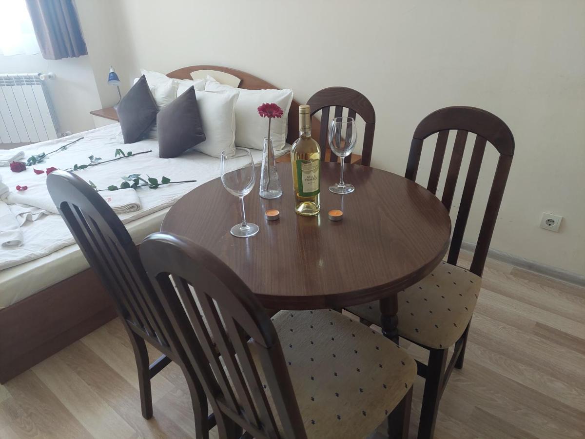 Хотел Флора private studio All seasons Apartment Боровец Екстериор снимка
